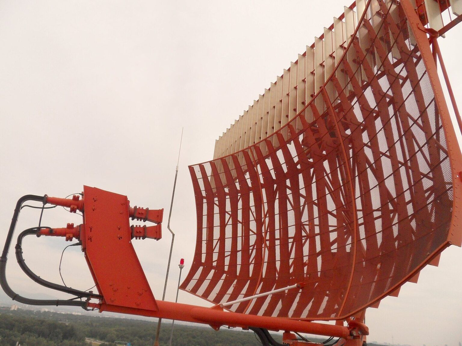Airport surveillance radar antenna